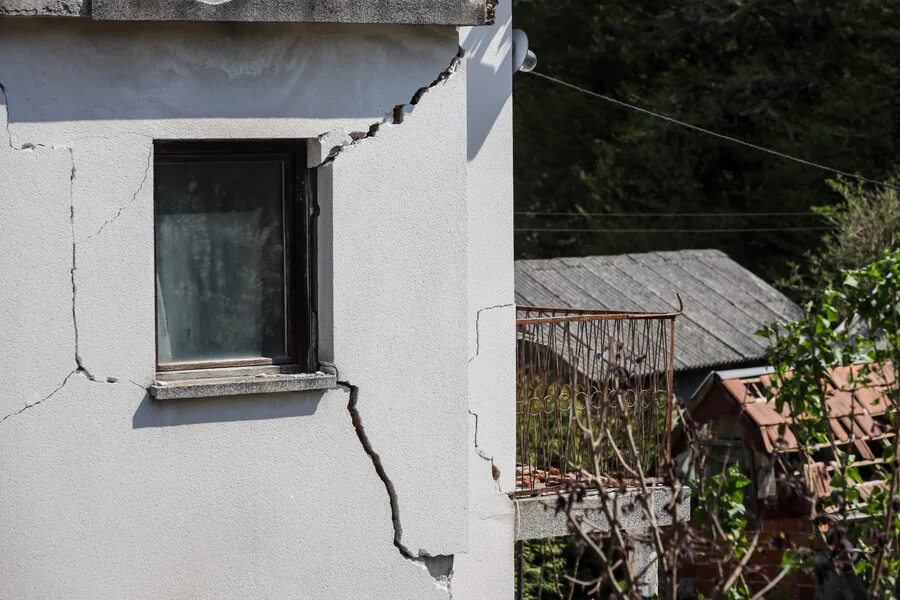 Quels sont les recours possibles en cas de refus de prise en charge pour des fissures liées à une catastrophe naturelle ?